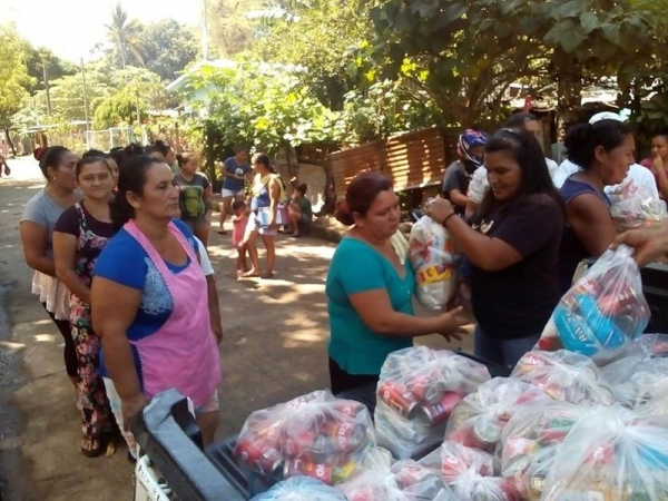 Entrega de paquetes a familias afectadas por lluvias